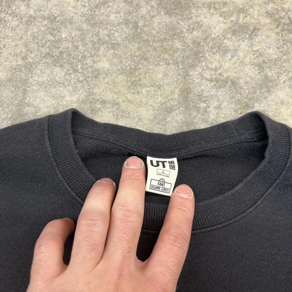 kaws uniqlo seasame street black big logo cartoon crewneck size large - Picture 4 of 5